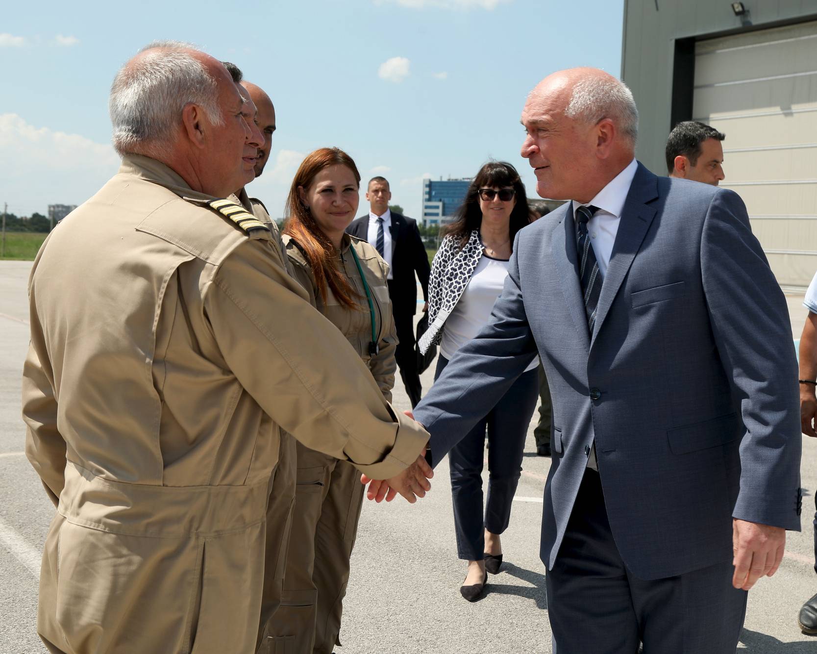 Министър-председателят Димитър Главчев при посещението си на авиобазата на ГД 